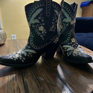 Dingo boots, women size 9. Worn twice. In nearly new condition.